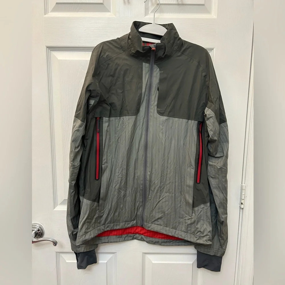 ! Men’s Lululemon Gray Striped Reflective Wind Breaker. size XL